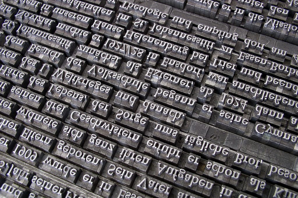 Close up image of lead set from a typewriter by wilhei / Pixabay
